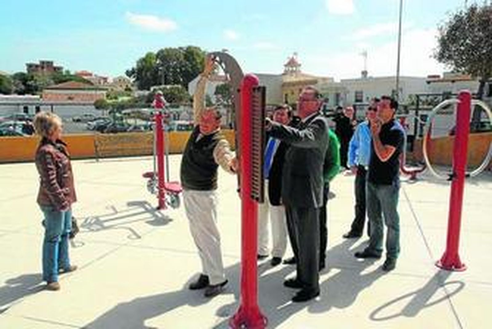 El alcalde, Fernando Palma, y otros ediles en la inauguración del parque de mayores de Taraguilla, en imagen de archivo.