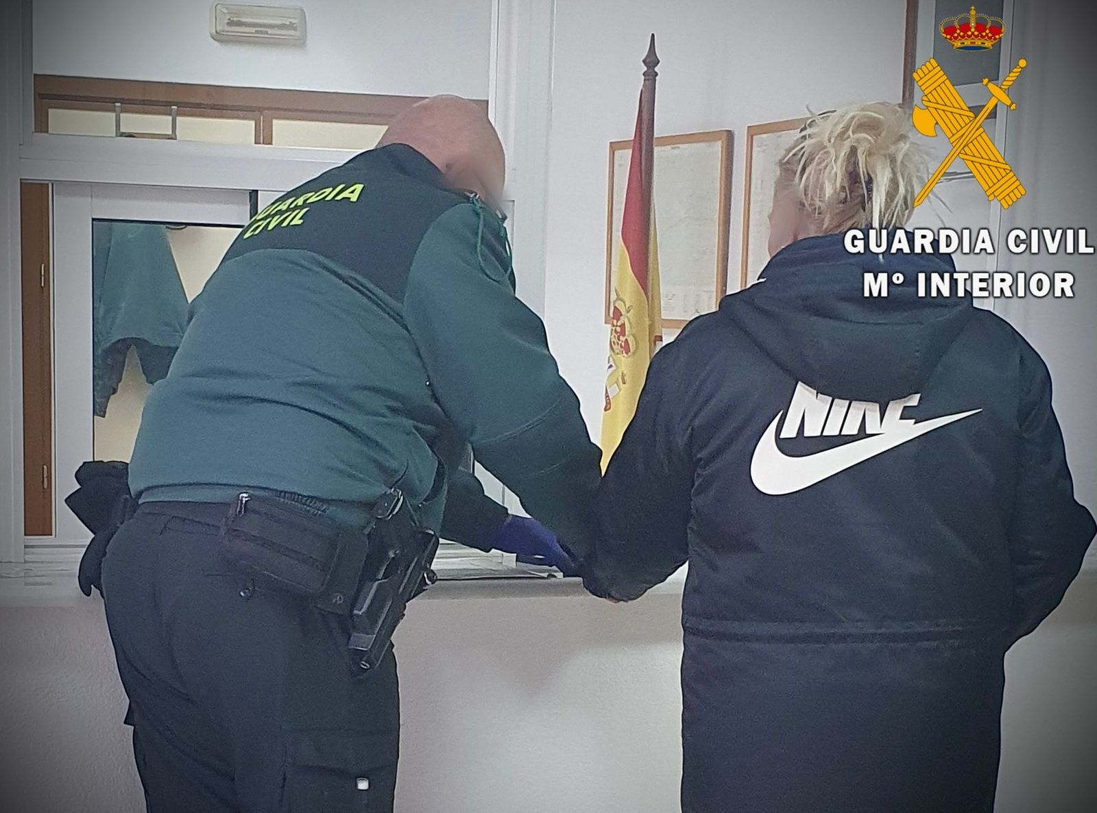 La Guardia Civil identifica a la detenida.