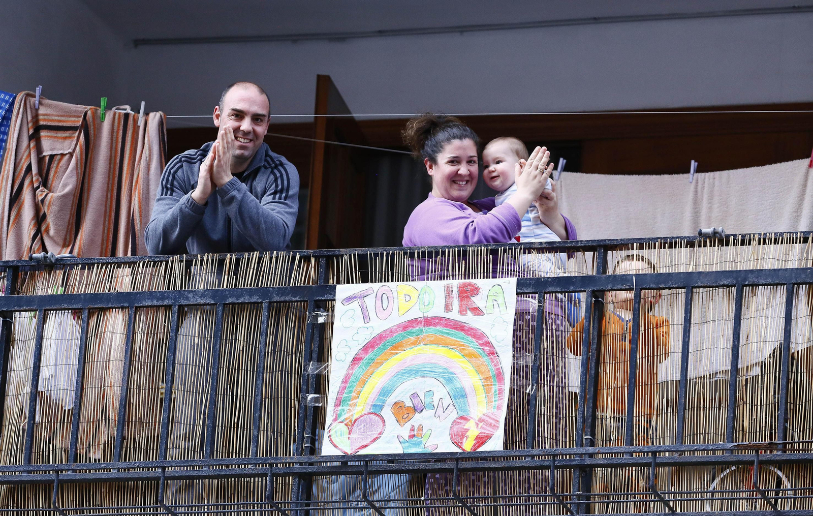 Coronavirus: El primer día de aplausos en Málaga en el que el sol aún no ha caído, en fotos