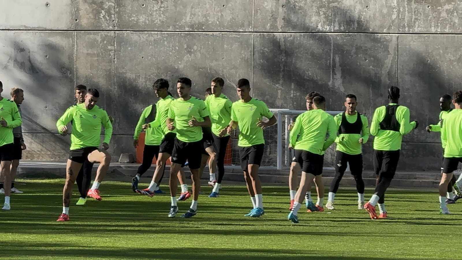 Siete bajas en el entrenamiento del Betis este viernes