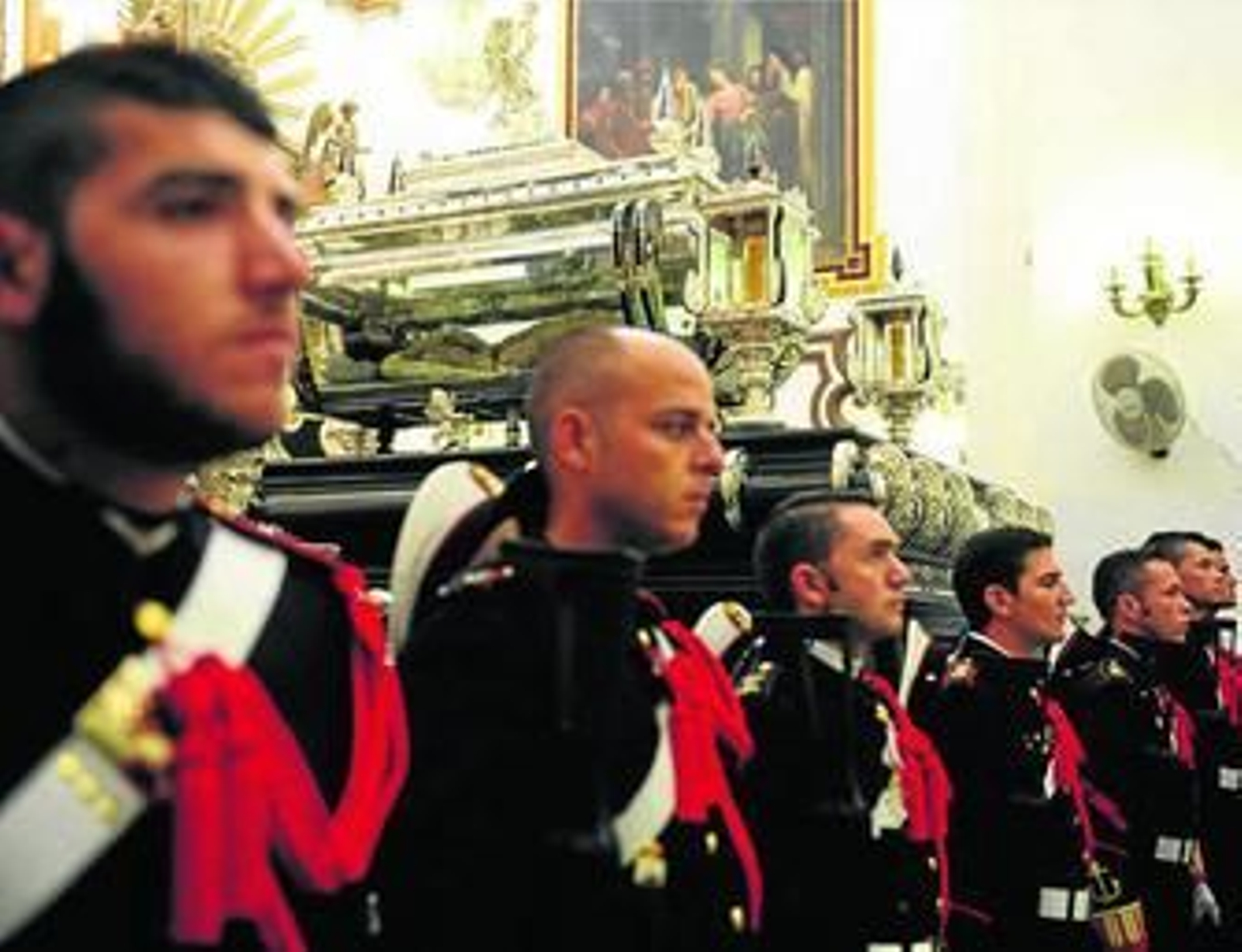 Una escuadra de gastadores de Infantería de Marina escoltando a los pasos del Santo Entierro, en 2011.