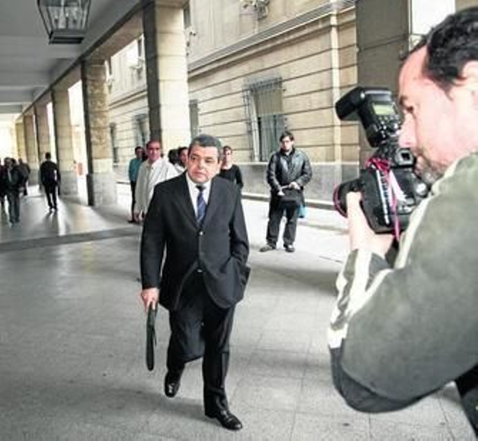 El ex viceconsejero de Empleo, Agustín Barberá , a su llegada a los juzgados de Sevilla, en marzo de 2010 El ex viceconsejero de Empleo, Agustín Barberá , a su llegada a los juzgados de Sevilla, en marzo de 2010