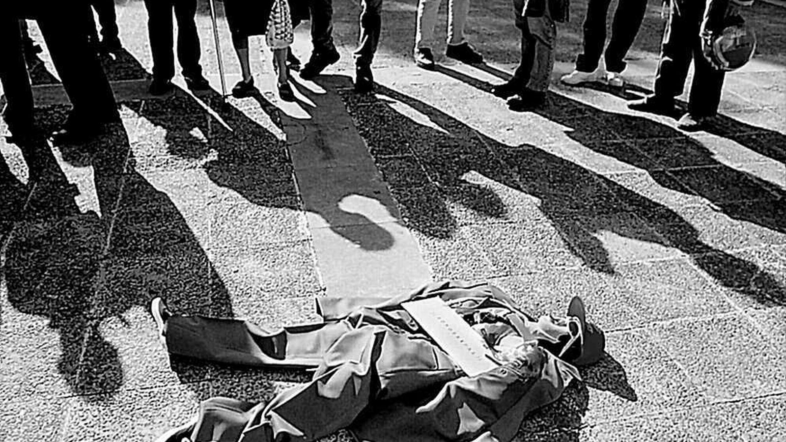 Un imputado colocó un muñeco apuñalado con el letrero «homosexual» en la puerta de la Audiencia.