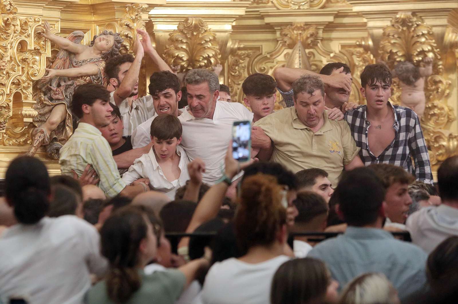 El Rocío 2023: Salto a la reja y procesión de la Virgen del Rocío en imágenes
