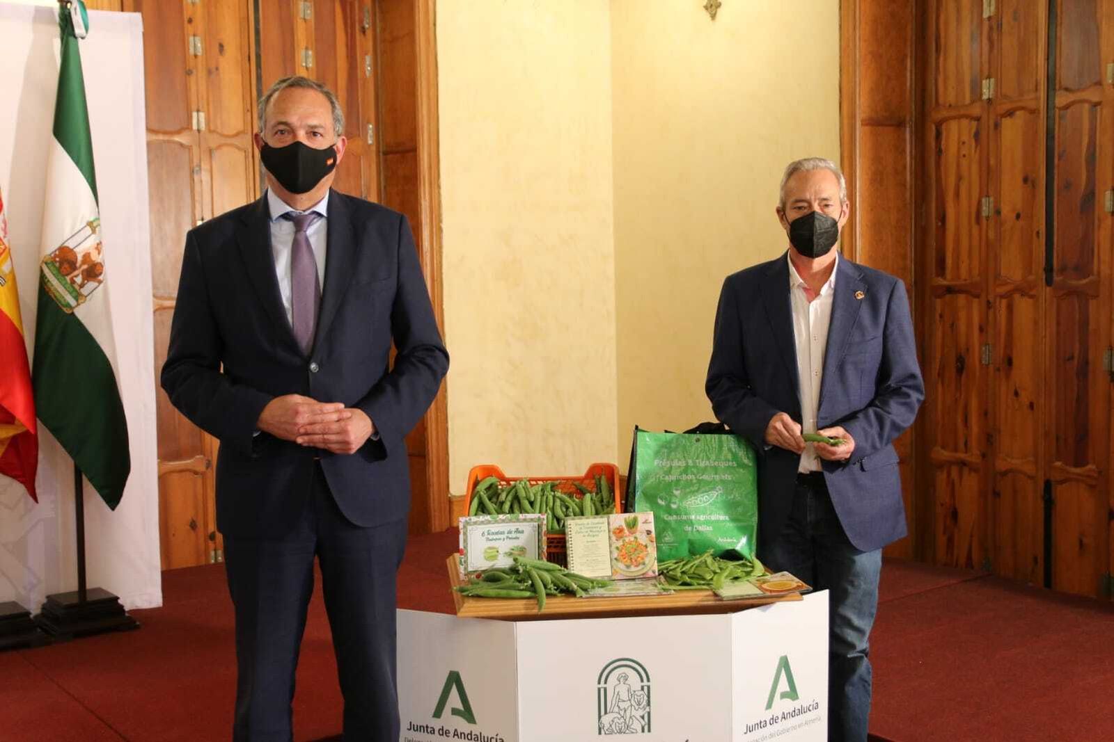 El delegado de Turismo, Vicente García, y el alcalde de Dalías, Francisco Giménez, presentan las jornadas sobre présules y tirabeques