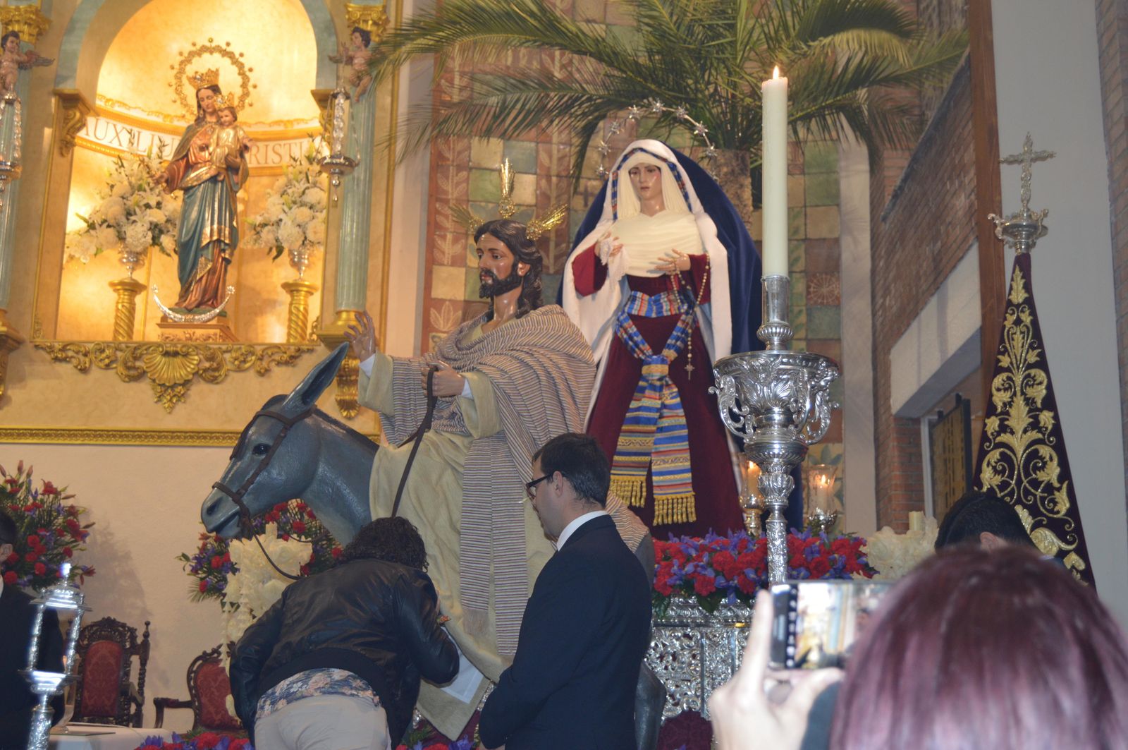Los fieles de Jesús del Amor realizan un Solemne Besapié a la Imagen tras llegar con su nuevo busto a la Iglesia de María Auxiliadora.