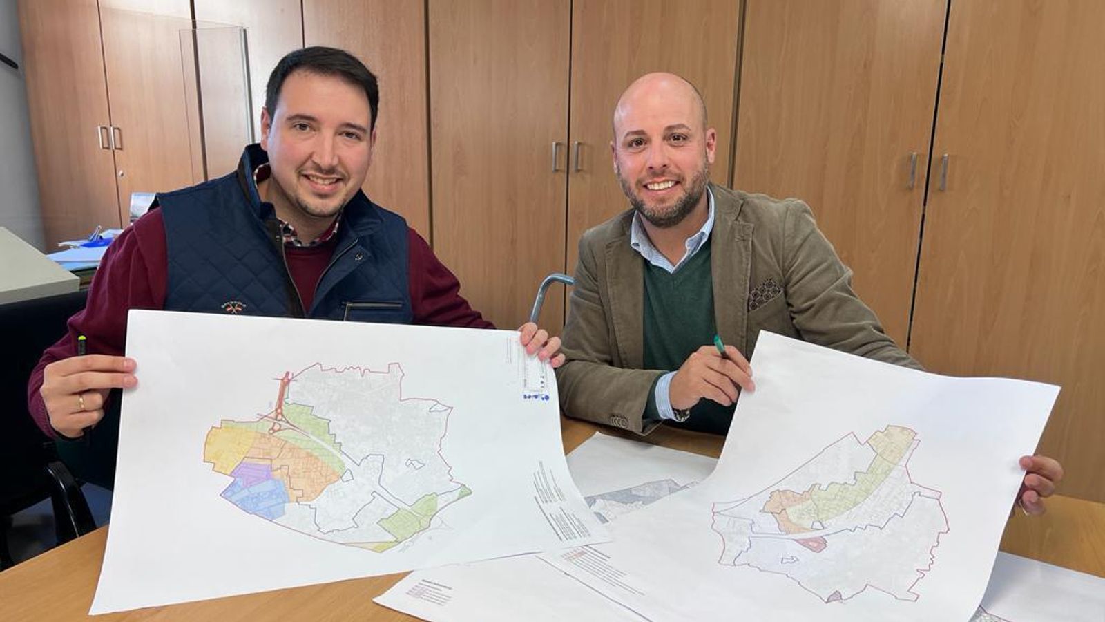El alcalde de Ogíjares, Estéfano Polo, con los planos del proyecto El alcalde de Ogíjares, Estéfano Polo, con los planos del proyecto