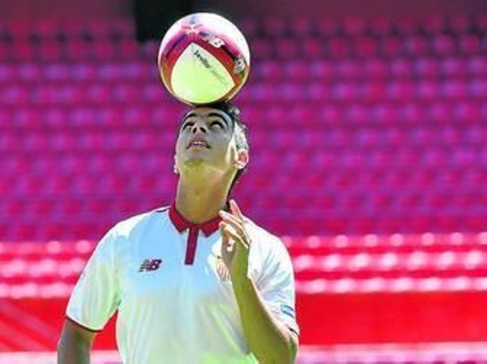 Ben Yedder realiza malabarismos con un balón en el estadio.