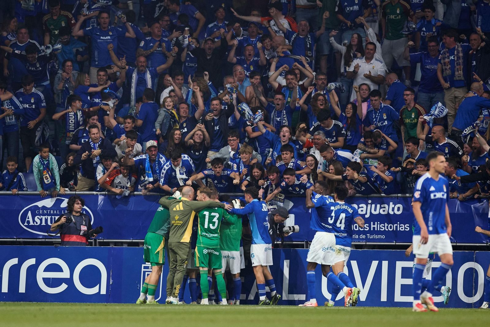 Las fotos del ascenso del Oviedo ante el Mirandés