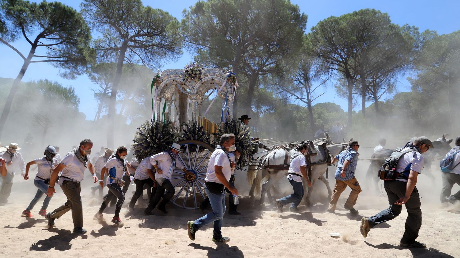 Peregrino caminan al Rocío con la Hermandad de Hueklva