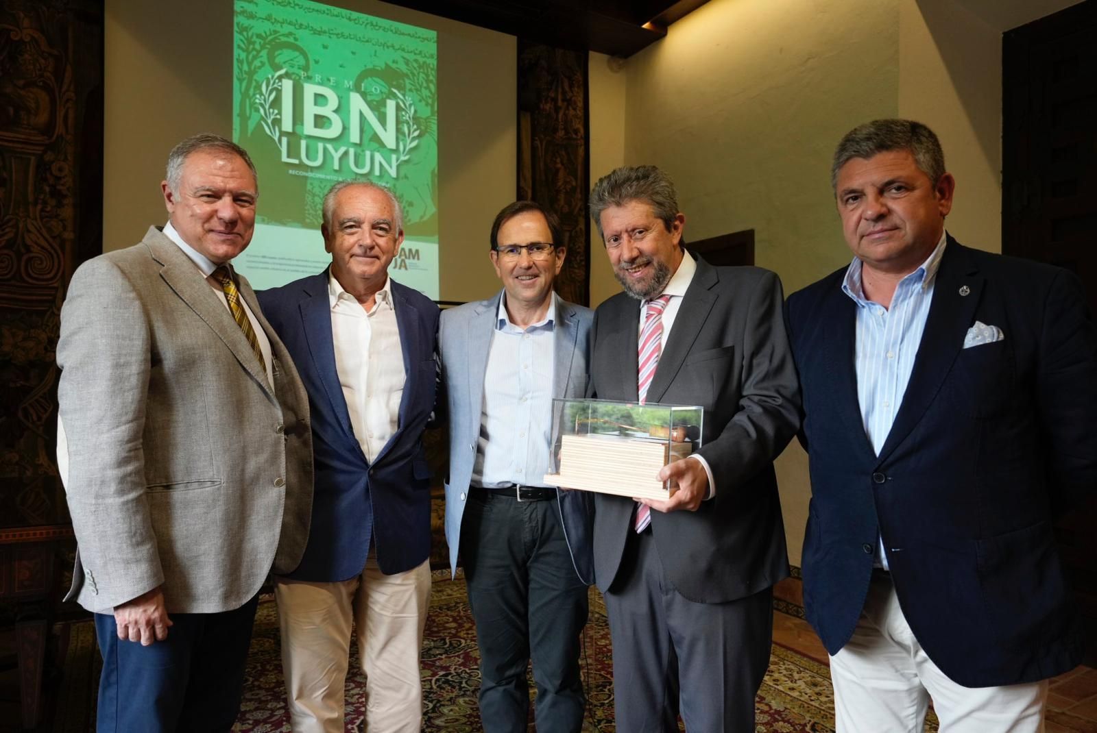 El profesor Ángel Enrique Salvo Tierra (tercero por la izquierda) con el galardón de AMJA.