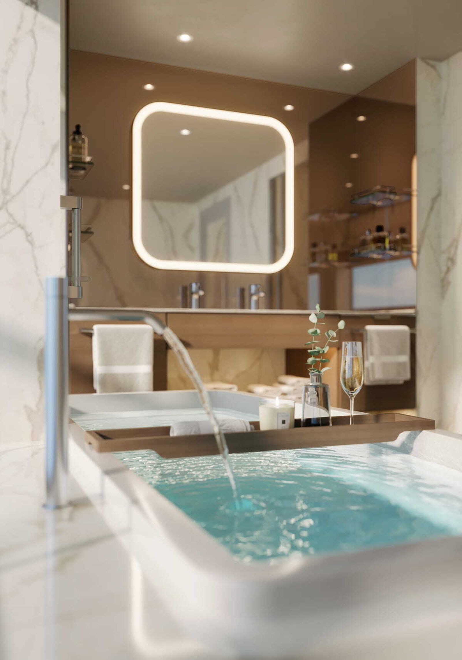 Imágenes del buque Silver Nova que visita el puerto de Cádiz