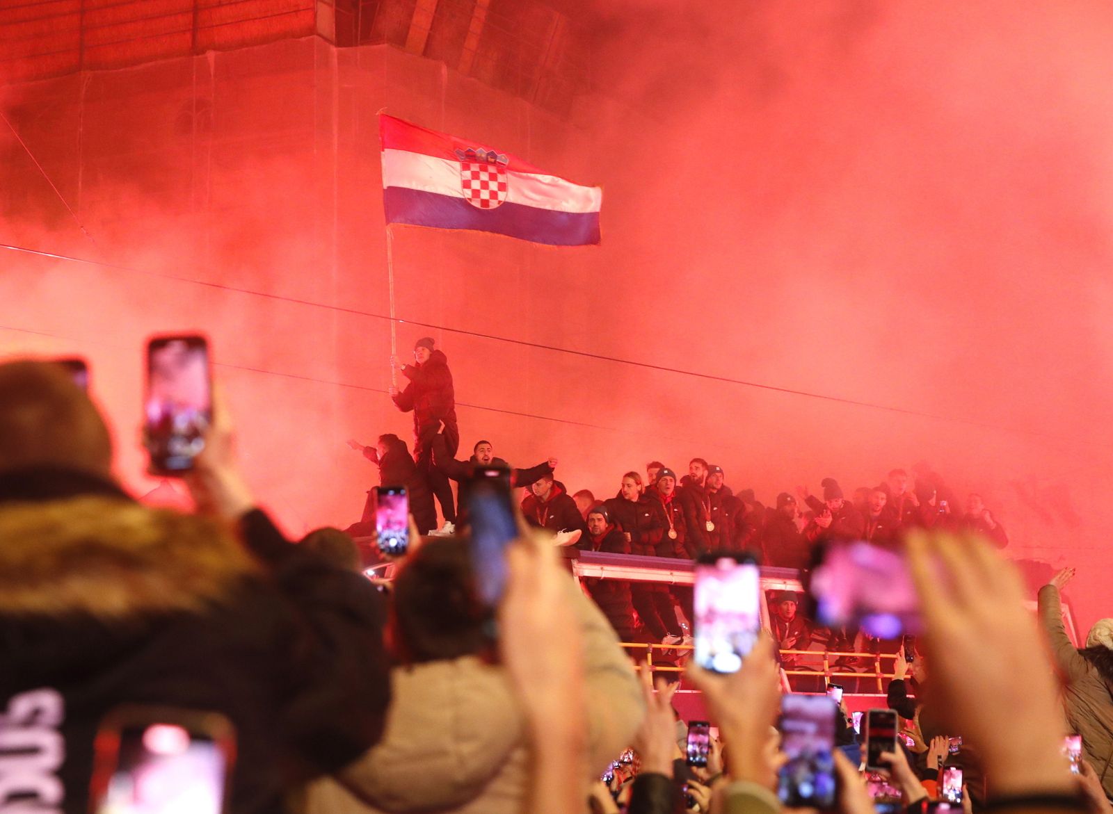 Los jugadores croatas celebran en Zagreb el bronce conseguido en el Mundial de Qatar.