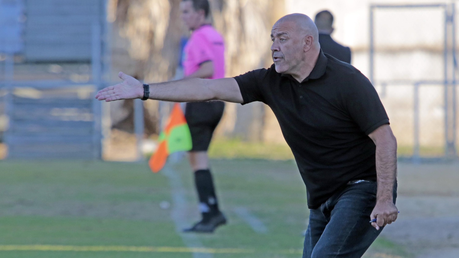 Paco Peña da instrucciones a sus jugadores en el choque de este domingo contra el Xerez CD.