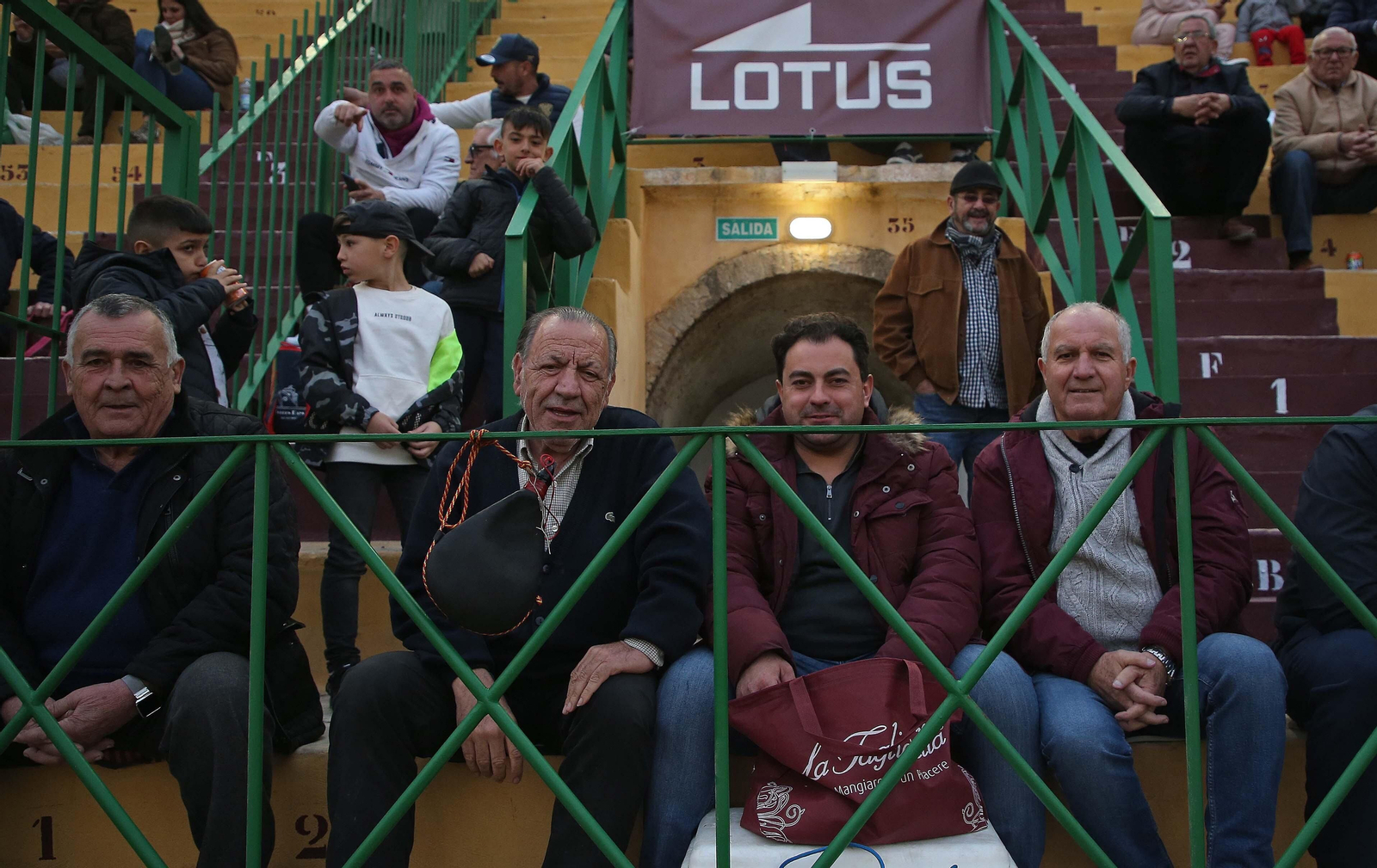 Ambiente en la plaza de toros El Arenal en La Línea