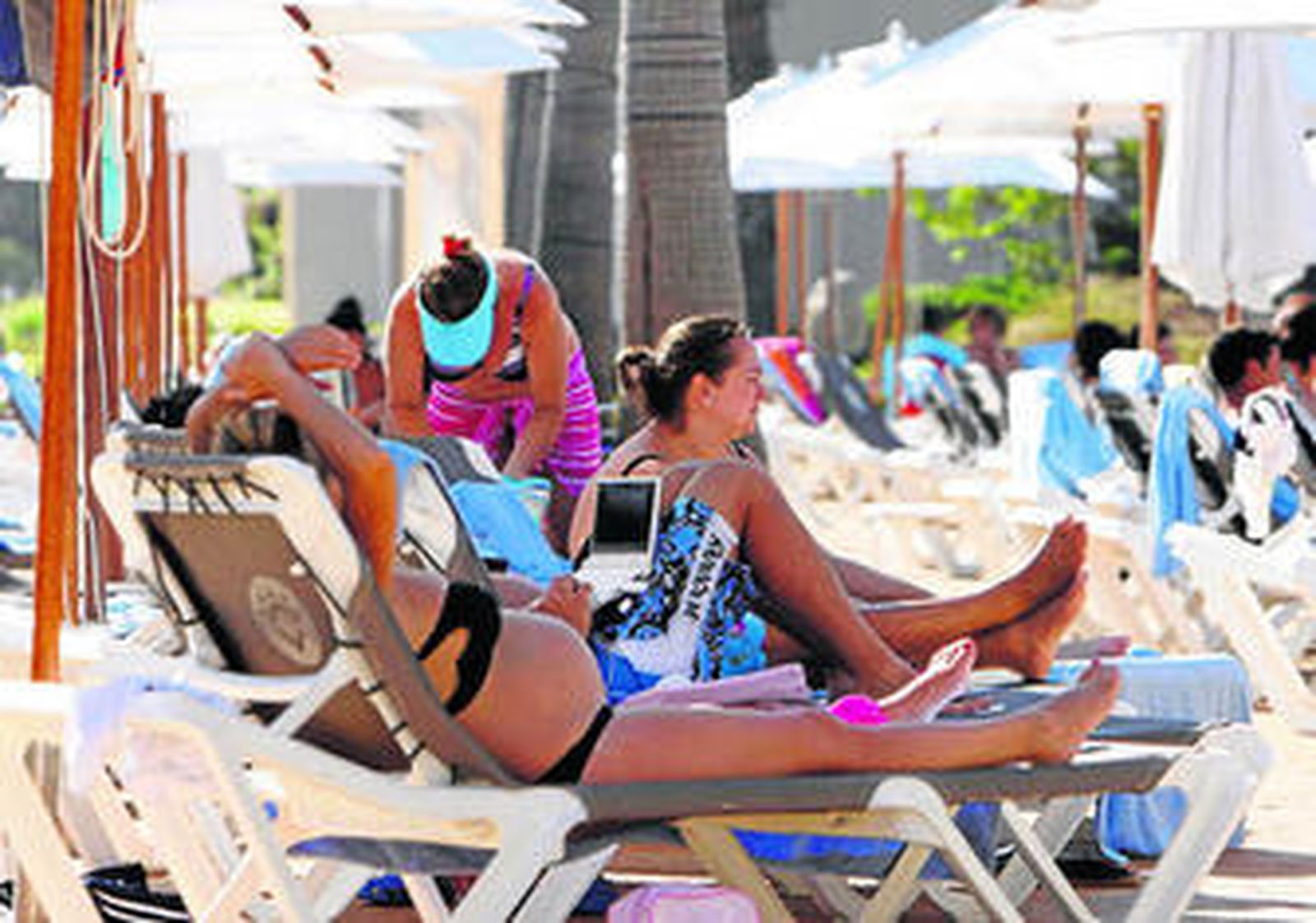 Turistas descansan en la piscina de un hotel de Chiclana este verano.