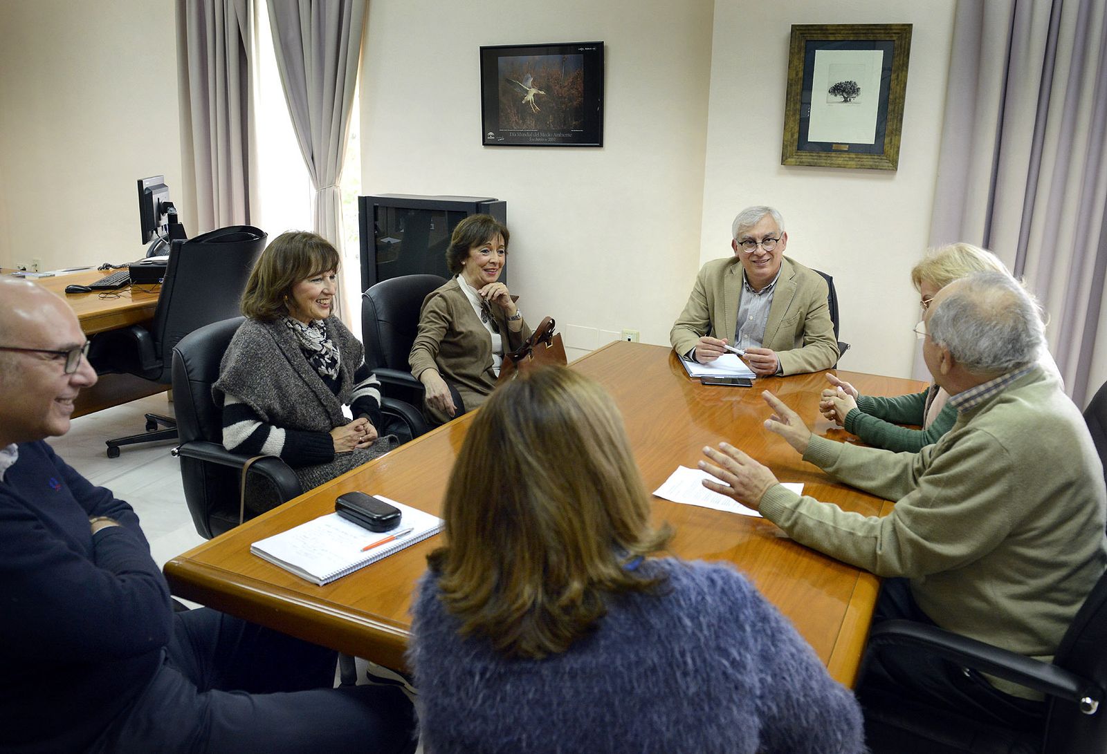 El delegado municipal, junto a la delegación del Aula de Mayores de la UCA.