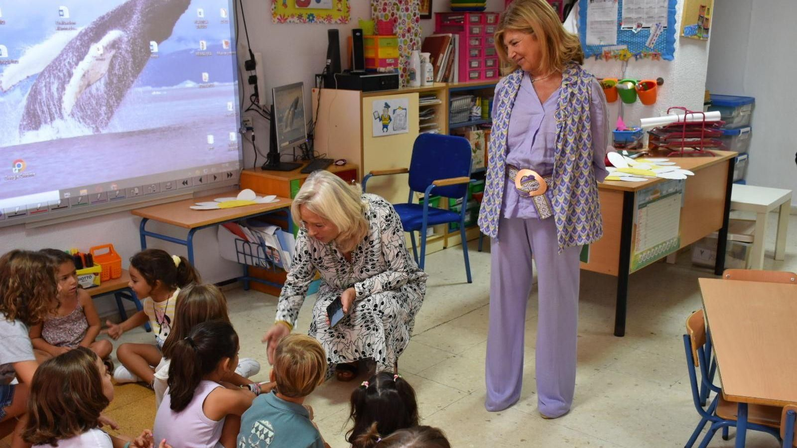 La delegada de Gobierno, Mercedes Colombo, acompañada por la delegada de Desarrollo Educativo, Isabel Paredes, con los escolares del CEIP Pinar Hondo. La delegada de Gobierno, Mercedes Colombo, acompañada por la delegada de Desarrollo Educativo, Isabel Paredes, con los escolares del CEIP Pinar Hondo.