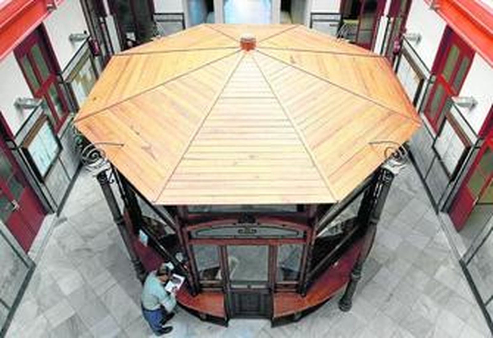 Imagen del interior del Ayuntamiento de Algeciras con la ventanilla administrativa, esta semana.