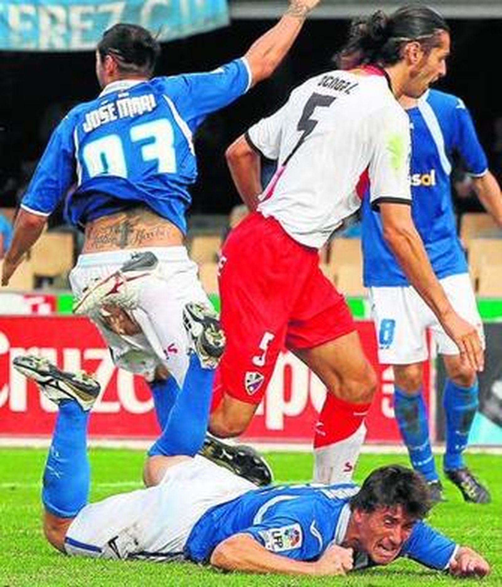 Mario Bermejo yace en el suelo tras un roce con Ochoa.