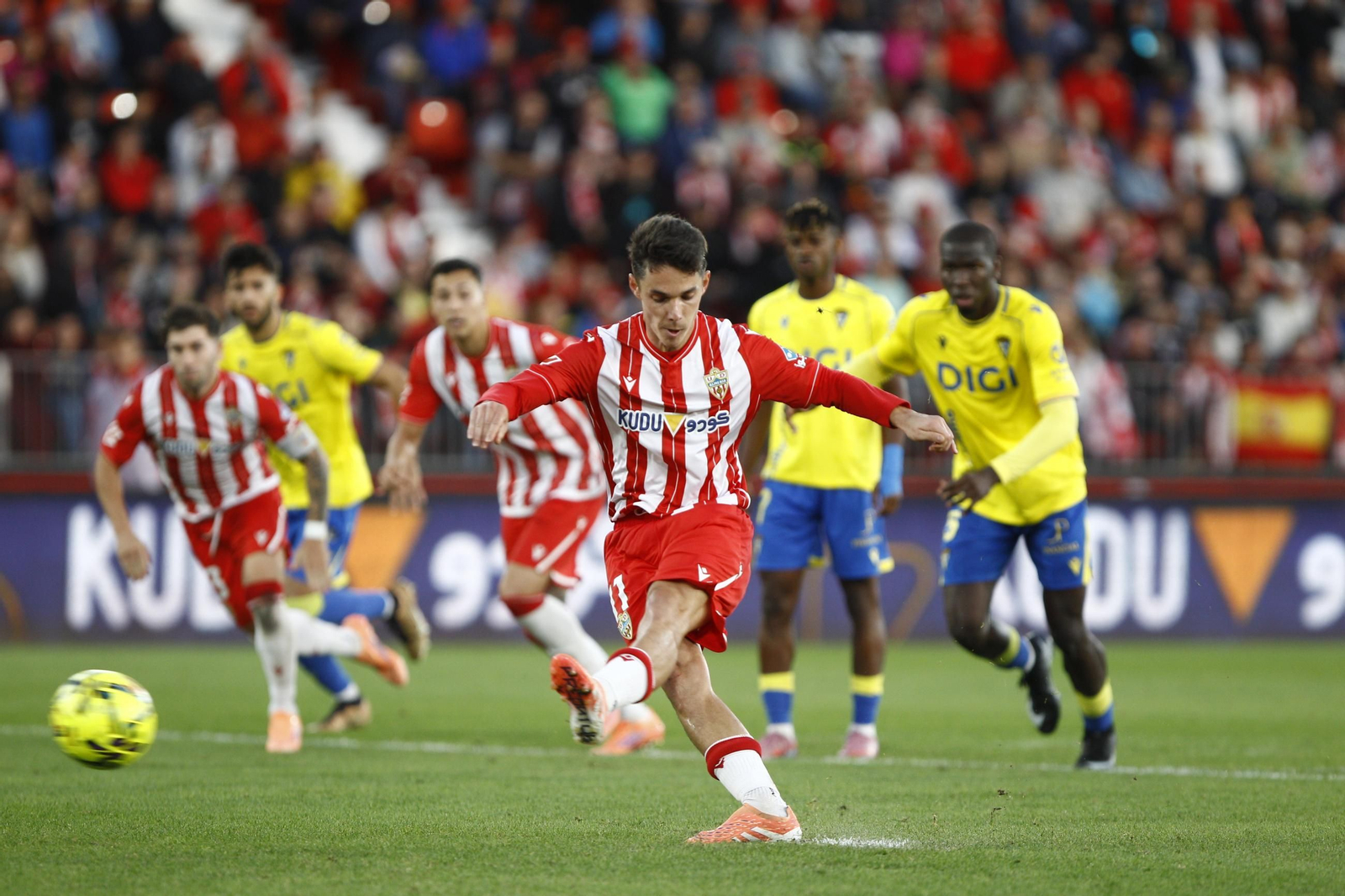 El partido U.D. Almería-Cádiz C.F. en imágenes
