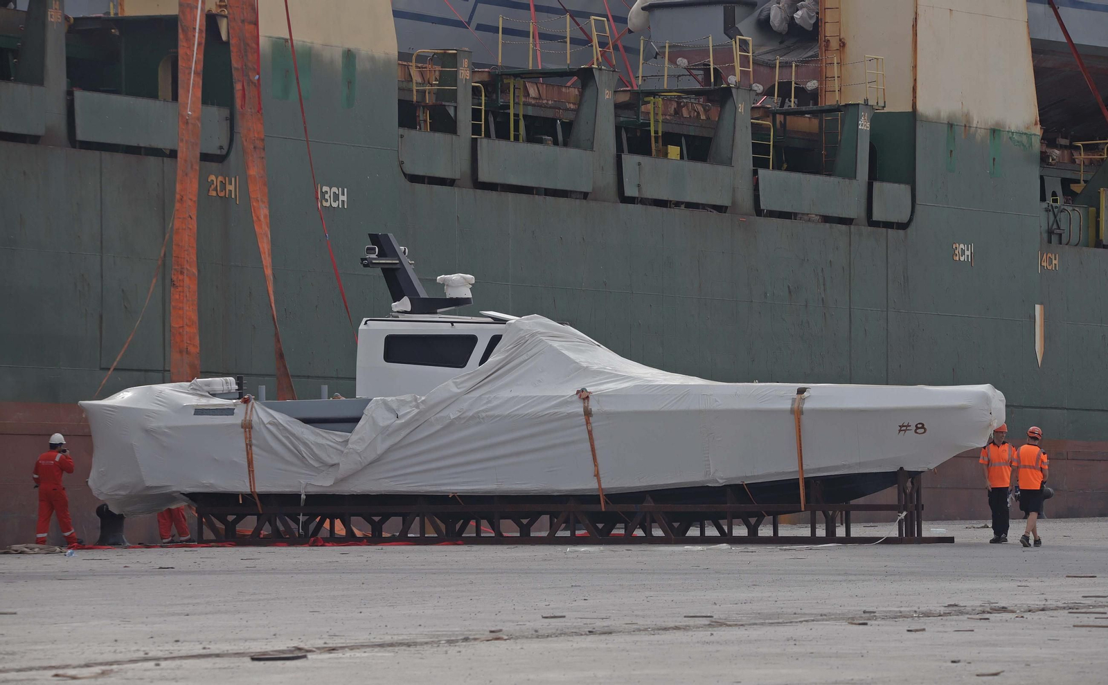 Fotos del dispositivo de descarga de las embarcaciones del buque Lila Mumbai en el Puerto de Algeciras