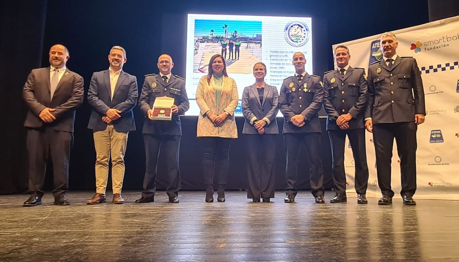 La Policía Local de La Palma del Condado recogiendo su premio en Rota.