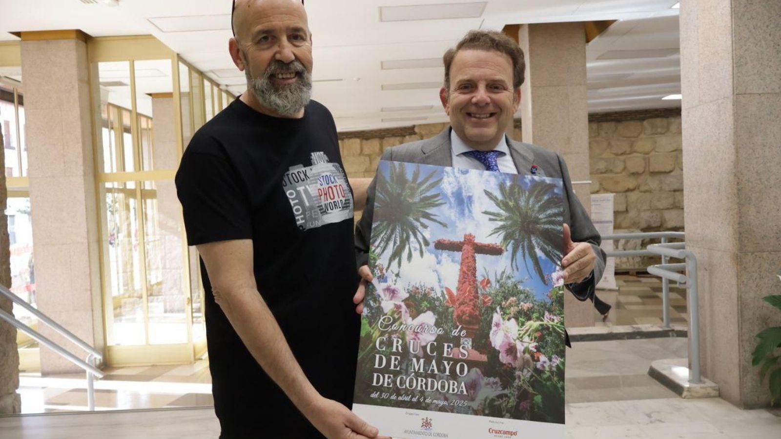 Juan Luis Seco y Julián Urbano presentan el cartel de las Cruces de 2025.