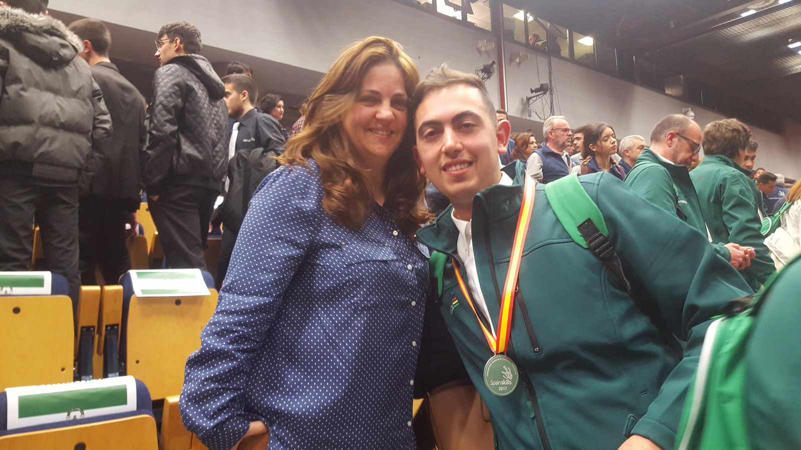 Víctor Meléndez, junto a su madre, tras recoger la medalla de plata.