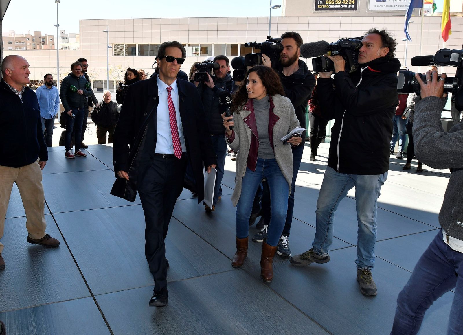 El abogado Esteban Hernández Thiel acude a los juzgados.