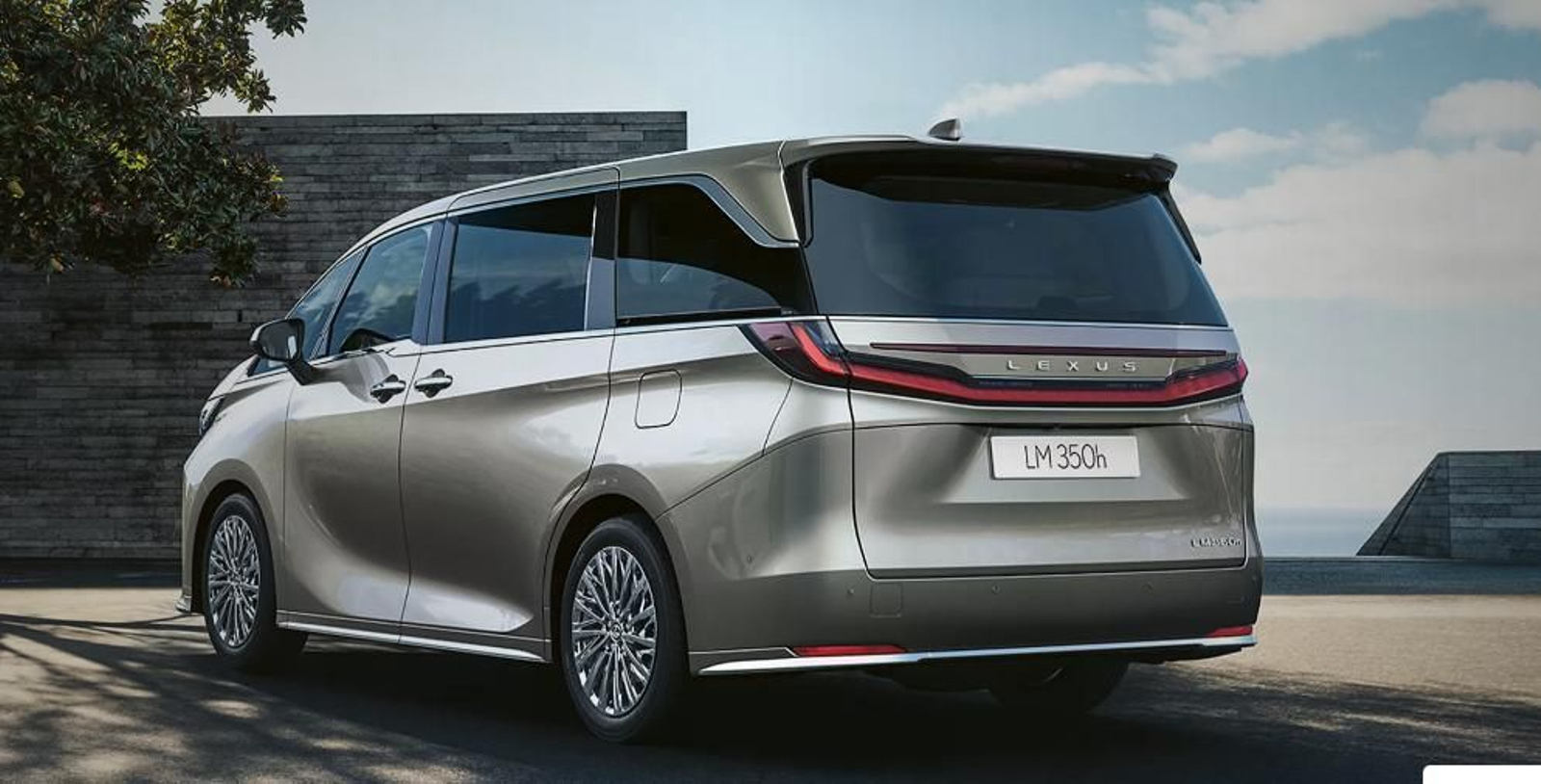 Las imágenes de la Minivan híbrida de Lexus LM