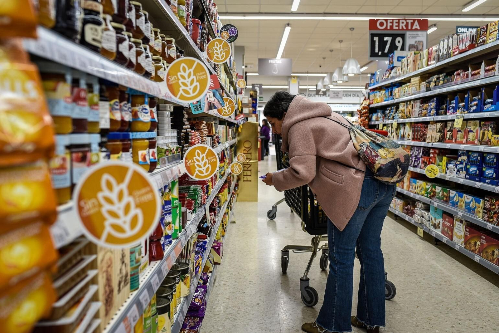 Una persona celiaca compra en un supermercado de Huelva.