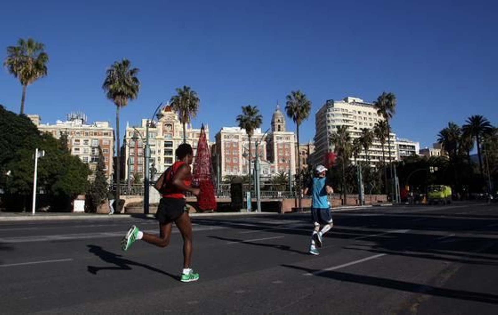 El buen tiempo ha acompañado a los 722 atletas inscritos en la prueba, aunque el fuerte viento de poniente ha dificultado el recorrido de vuelta y ha impedido que se registraran mejores marcas. 

Foto: Migue Fernandez