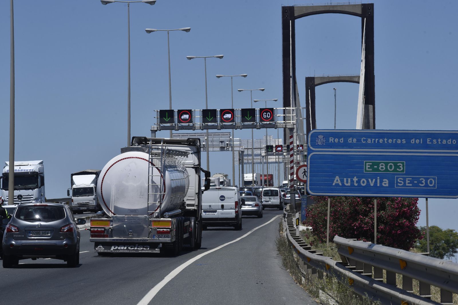 Tráfico de camiones en el Puente del Centenario esta semana.