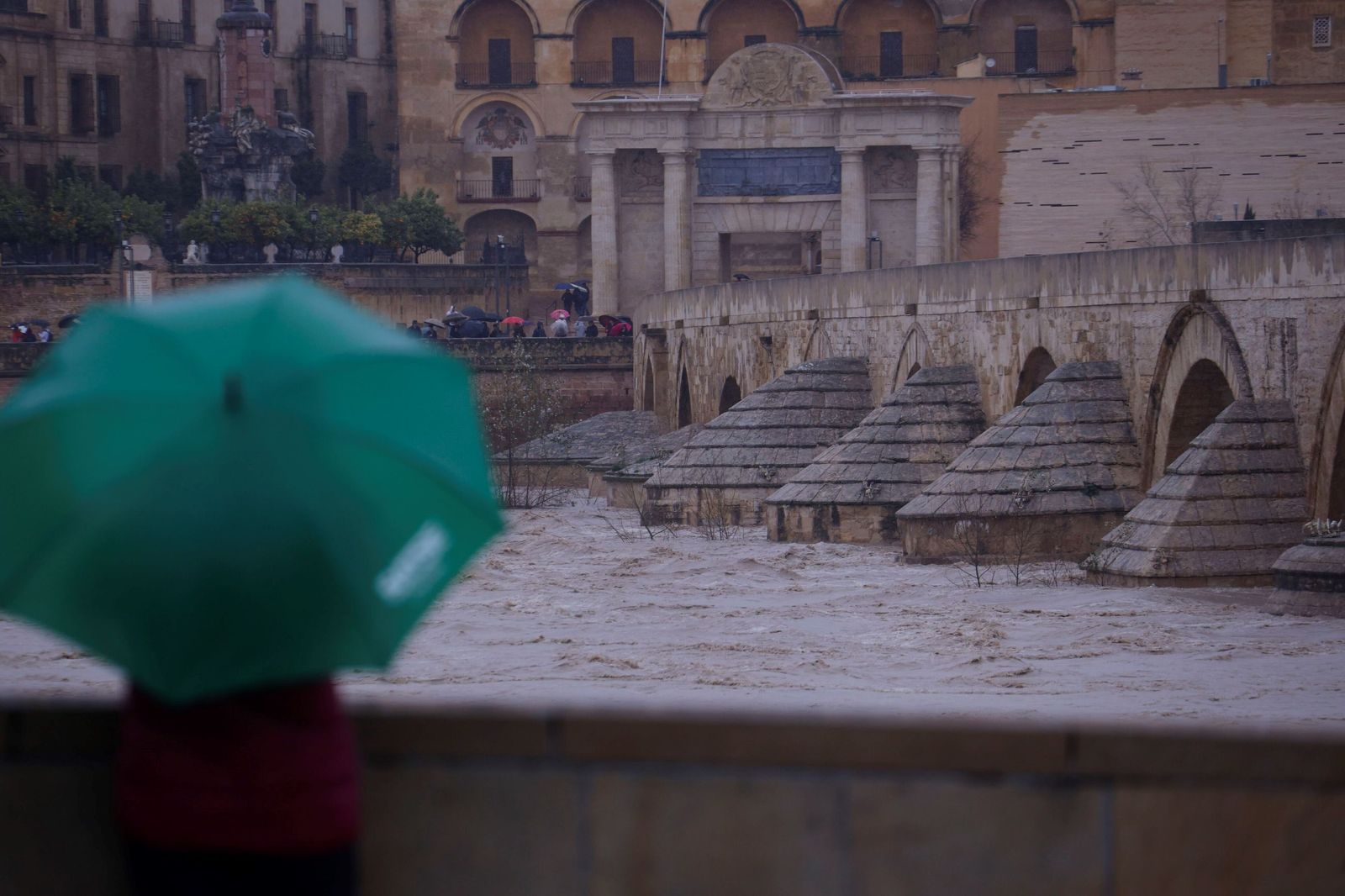 Así se muestra el río Guadalquivir a su paso por Córdoba a la espera de otra crecida