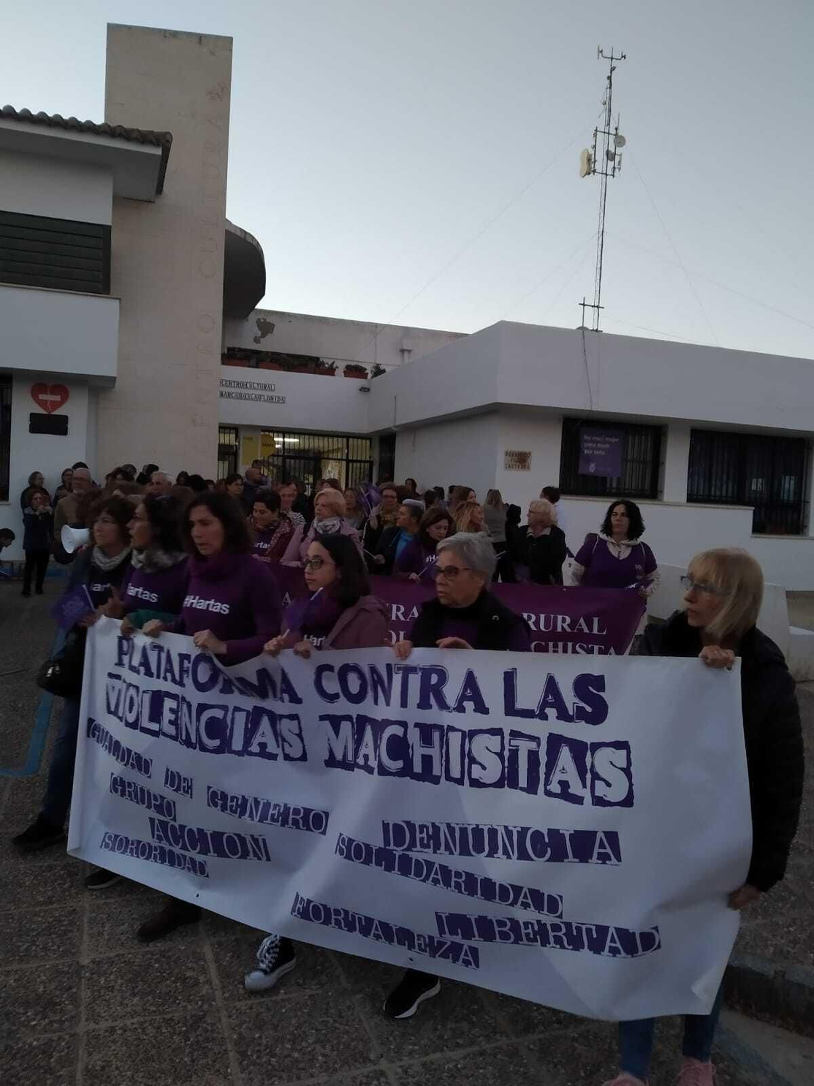Un momento de la manifestación por las calles de La Barca.