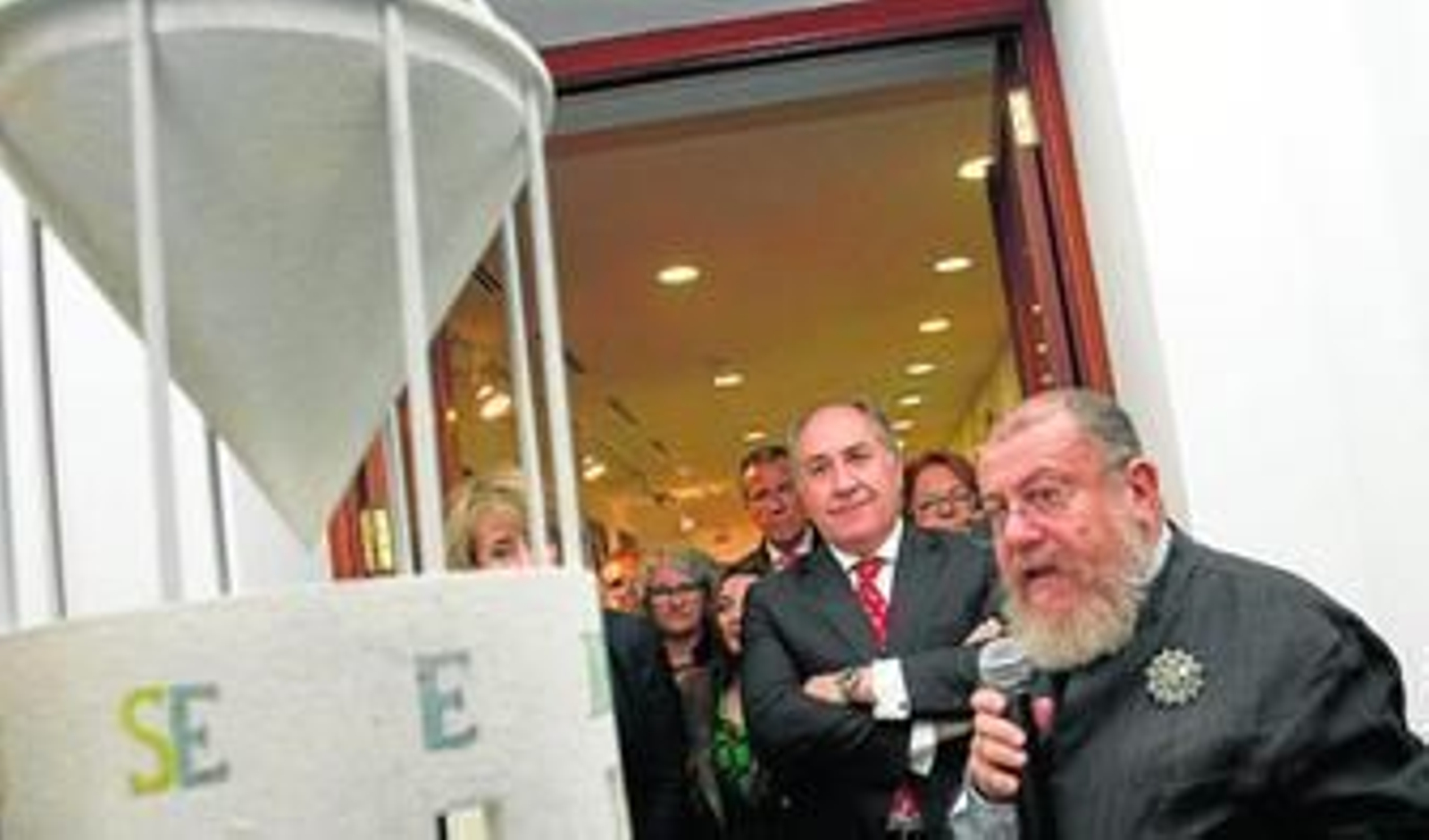 Guillermo Pérez Villalta explica su exposición permanente ante la mirada del alcalde, José Ignacio Landaluce, ayer.