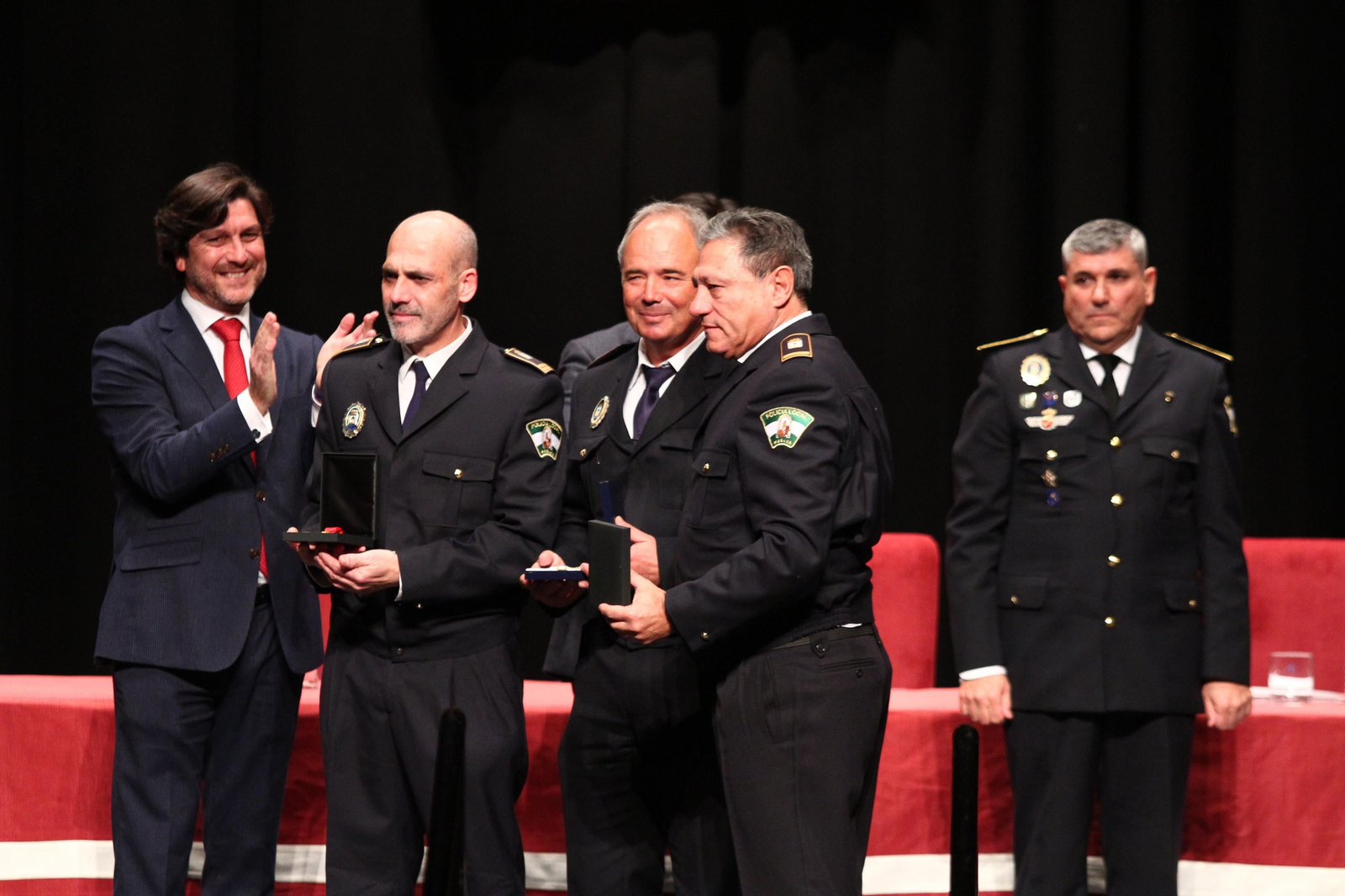La policía Local entrega las medallas en el día de su patrón