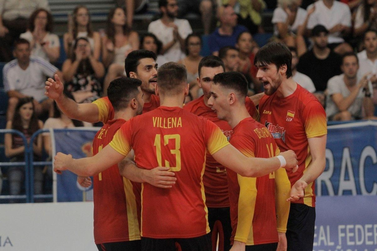 El sanroqueño Andrés Villena hace piña con sus compañeros de selección.