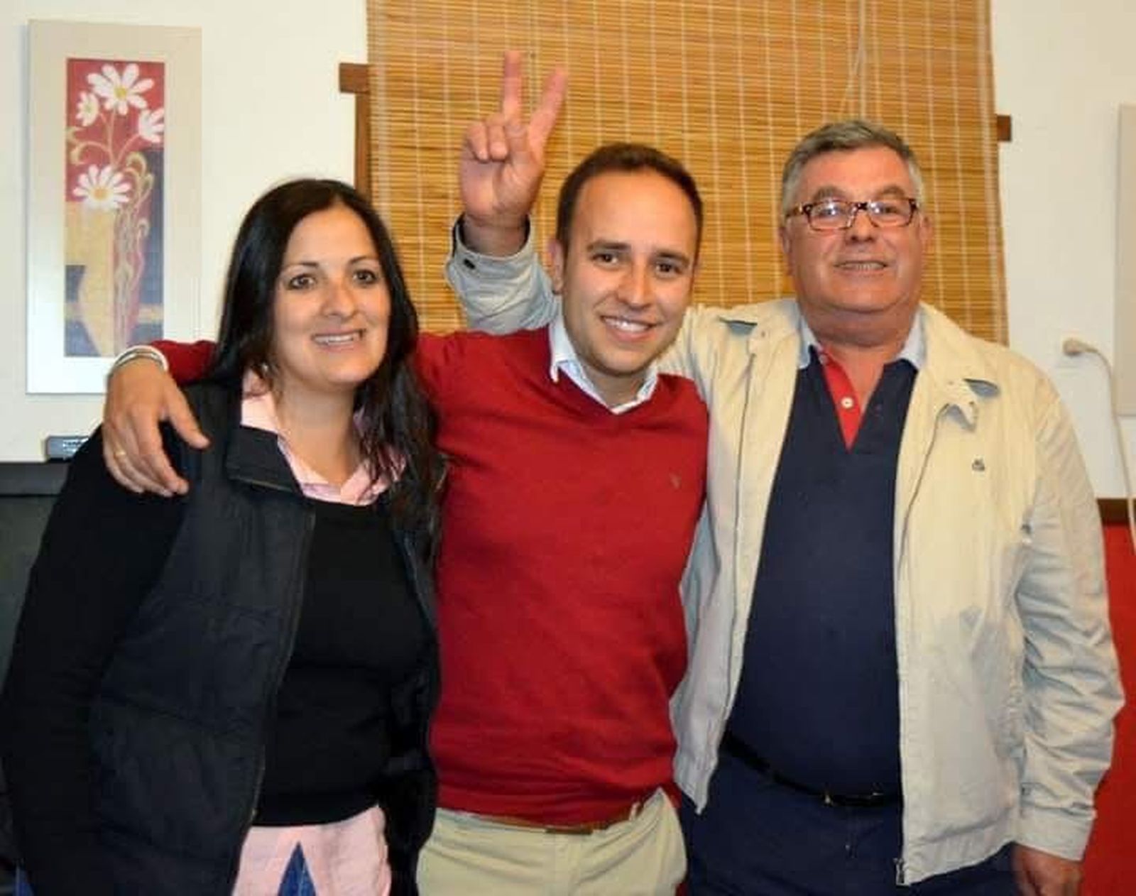María José Lara, Carlos Javier García y Antonio Mateos, los tres alcaldes socialistas que ha tenido Grazalema, fotografiados en la noche electoral de 2015.