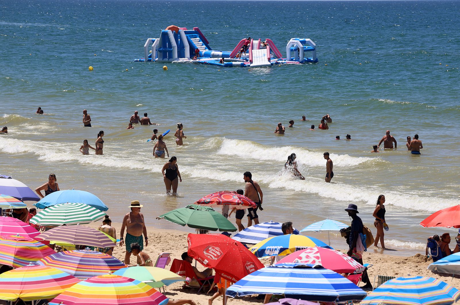Imágenes de una mañana de calor y playa en Matalascañas