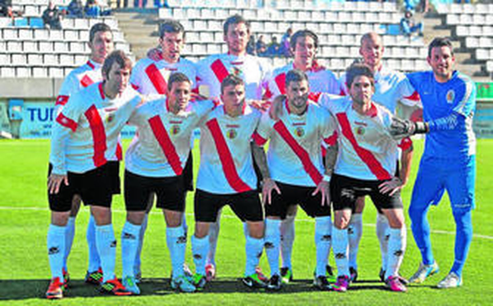 Formación de L'Hospitalet en un encuentro de la presente temporada en el grupo III de Segunda División B.
