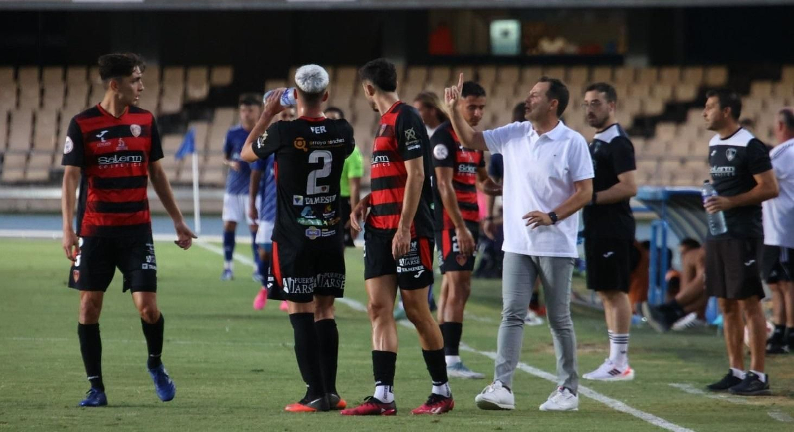 Juanmi Puentenueva da órdenes a sus jugadores durante un partido.
