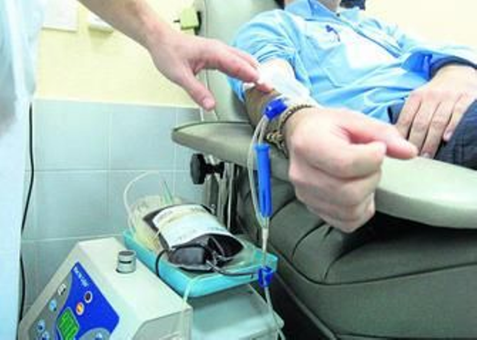 Donación de sangre en el Centro de Transfusiones del Juan Ramón Jiménez.