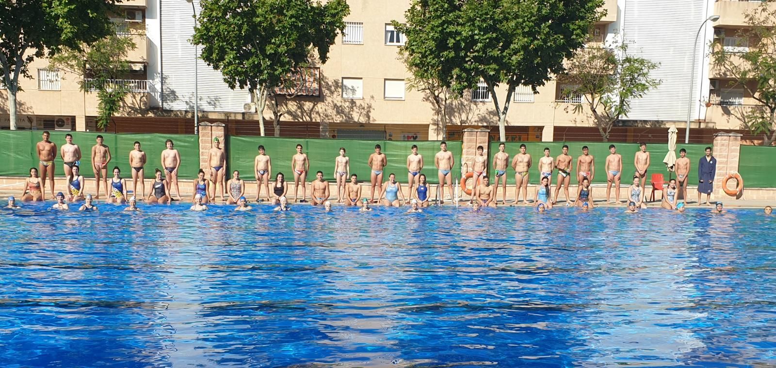 Jugadores del C.W. Dos Hermanas PQS, en la piscina de Vistazul.