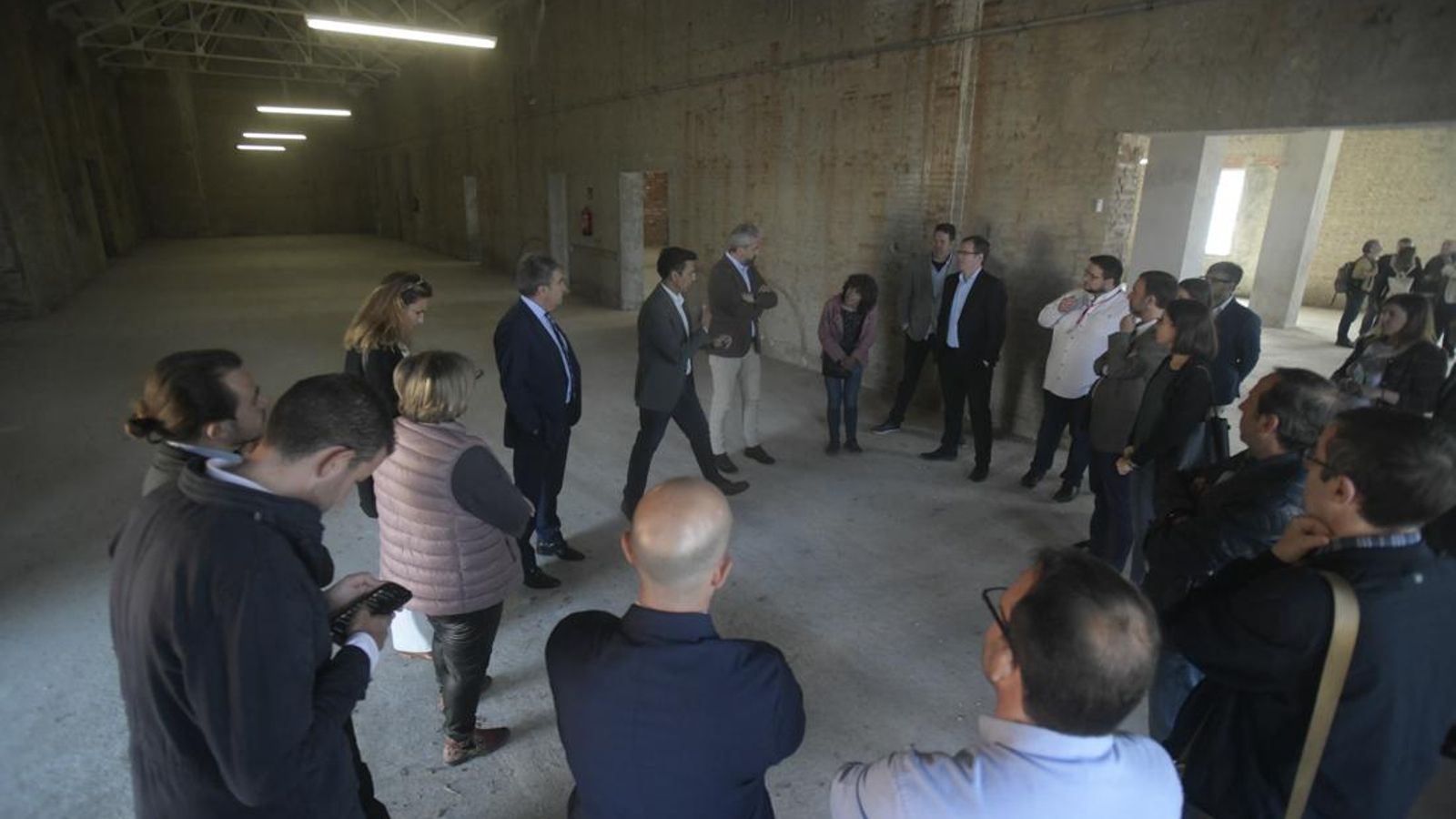 Otra imagen de la visita de los empresarios con el alcalde de la ciudad.