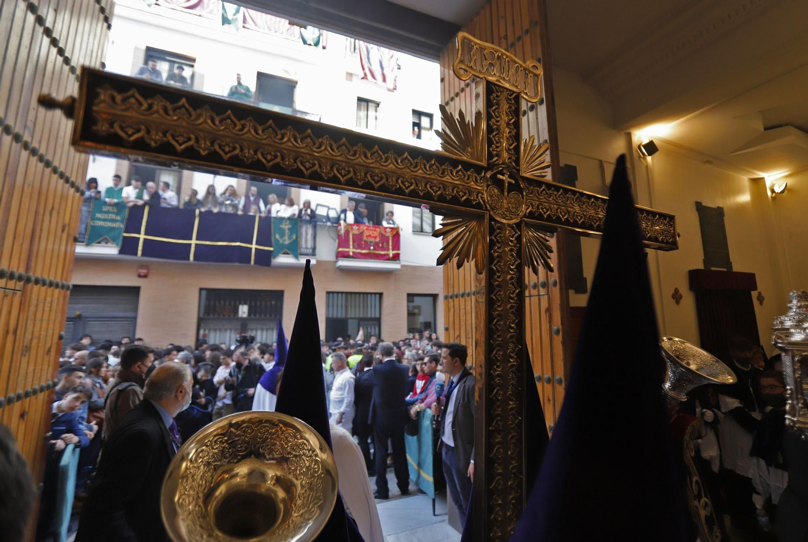 Imágenes de la estación de penitencia de la Hermandad de La Esperanza de Huelva