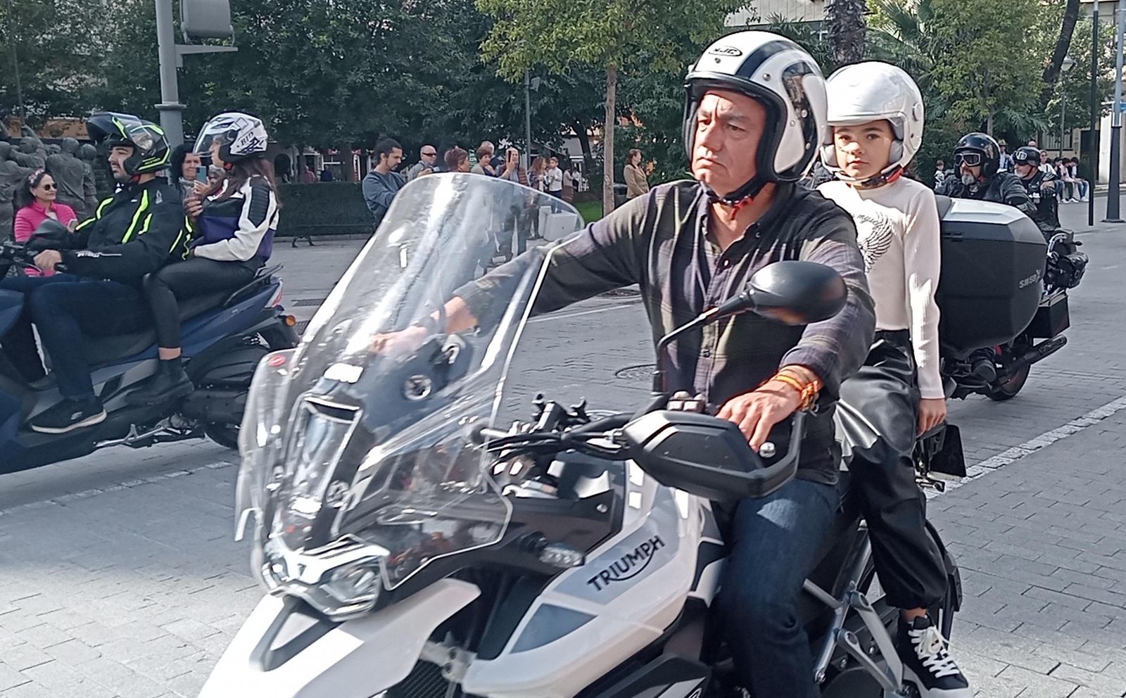 Imágenes de la concentración motera en memoria de Hugo Millán por las calles de Huelva