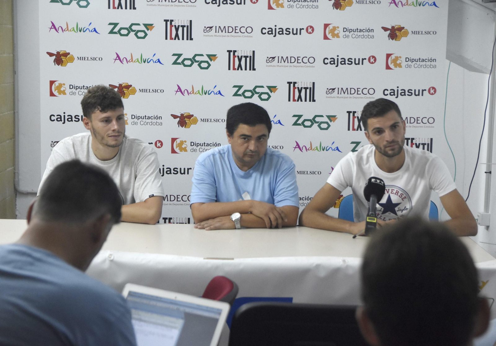 José García Román, escoltado por Cristian Cárdenas y Zequi, durante la presentación de ambos.