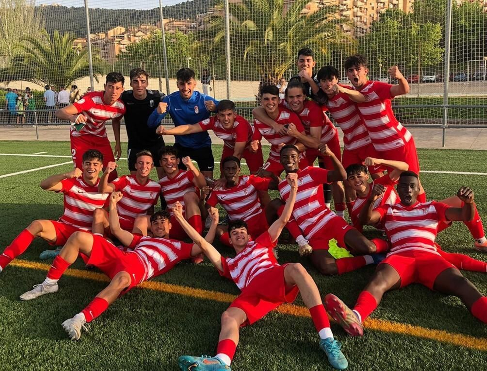 Los jugadores del Granada celebran el triunfo ante el Atlético Jaén